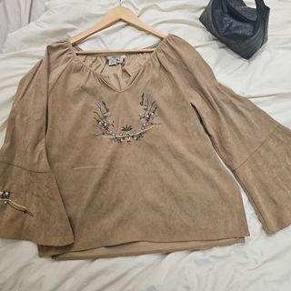 (Category: ) located in . Submitted by prelovedherwardrobe (Listing ID 1319086654, Image 1). Description: .