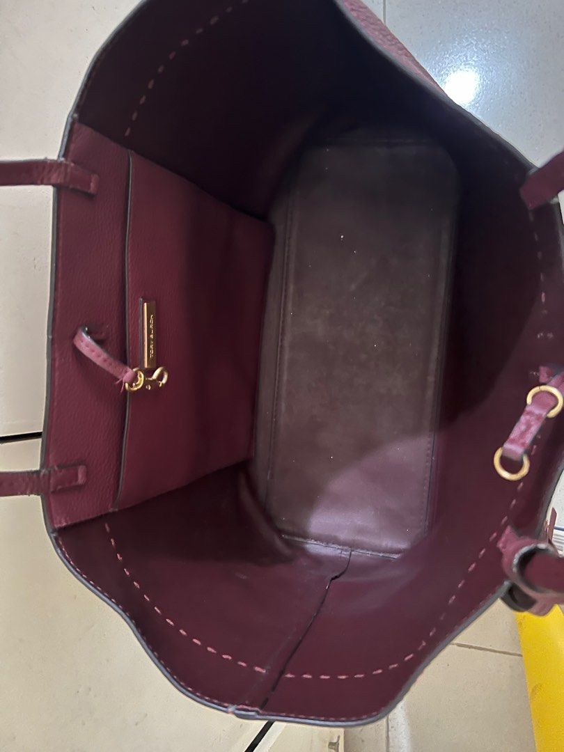 Tory Burch McGraw Tote (Category: Luxury Bags & Wallets) located in Lucena. Submitted by thriftzone (Listing ID 1318973160, Image 3). Description: Tory burch tote bag Leather 16x11x6.