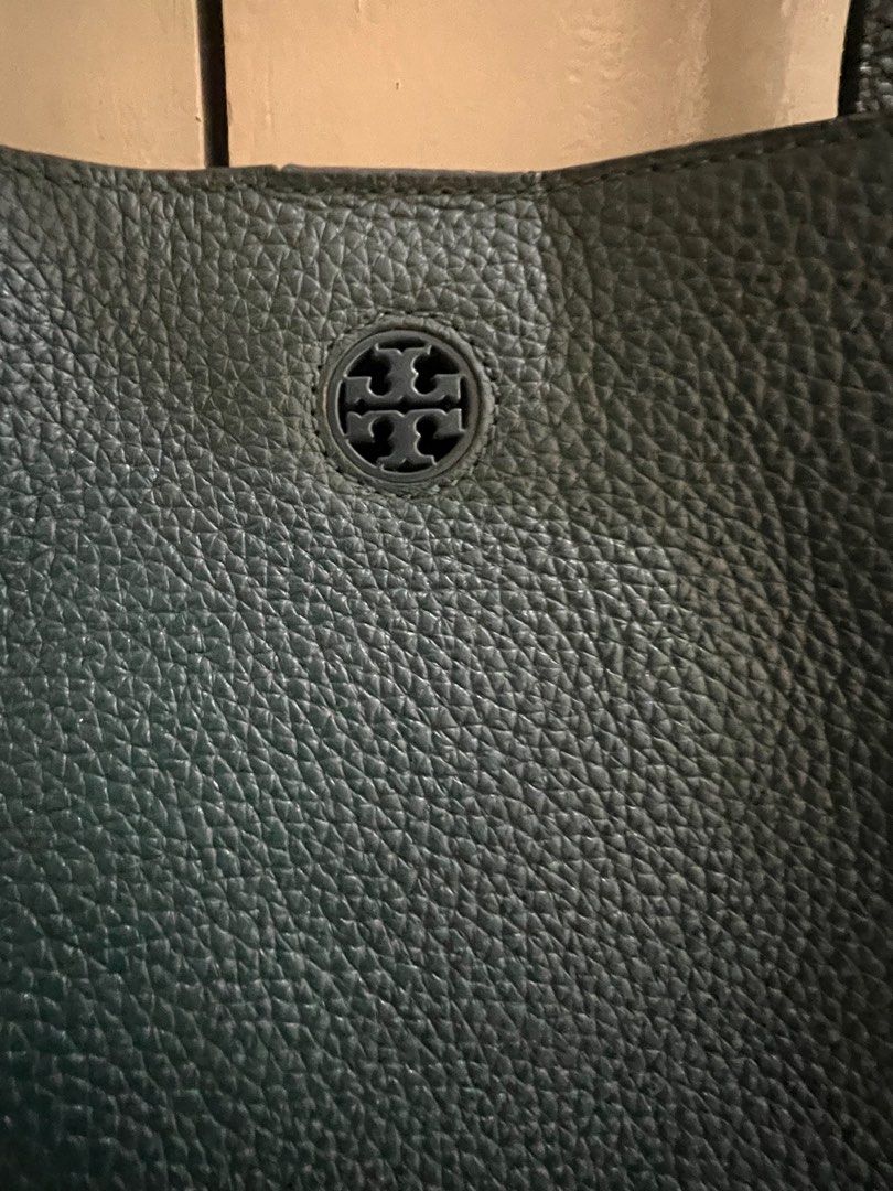Tory Burch Perry Tote (Category: Luxury Bags & Wallets) located in Lucena. Submitted by thriftzone (Listing ID 1318973265, Image 2). Description: Tory Burch Perry Tote 12x16x6 Leather.