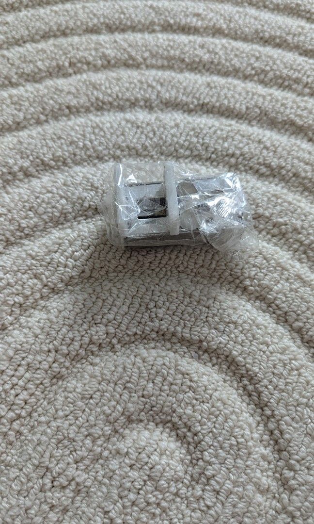 Window lock (Category: Locks, Doors & Gates) located in Singapore. Submitted by beautydream (Listing ID 1319021557, Image 3). Description: window lock to safeguard kids / baby.