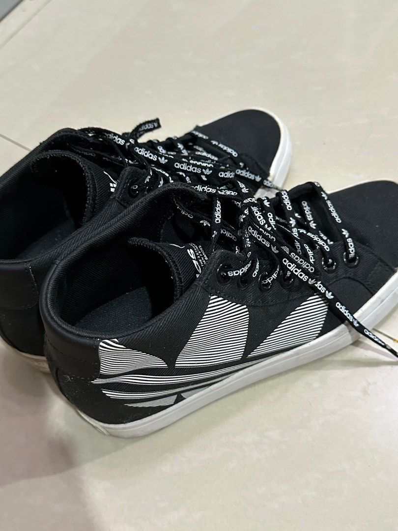 adidas courtvantage heel big trefoil