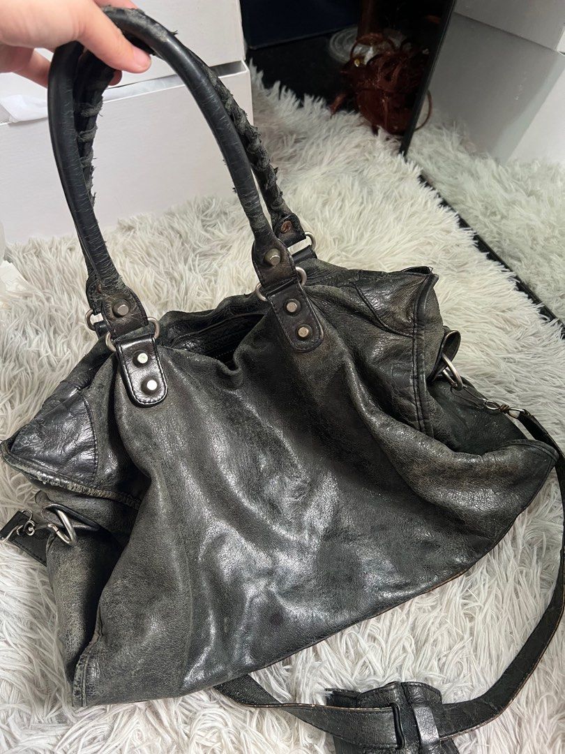 Authentic Balenciaga City (Category: Luxury Bags & Wallets) located in Cebu City. Submitted by shyfatares (Listing ID 1323121632, Image 3). Description: .