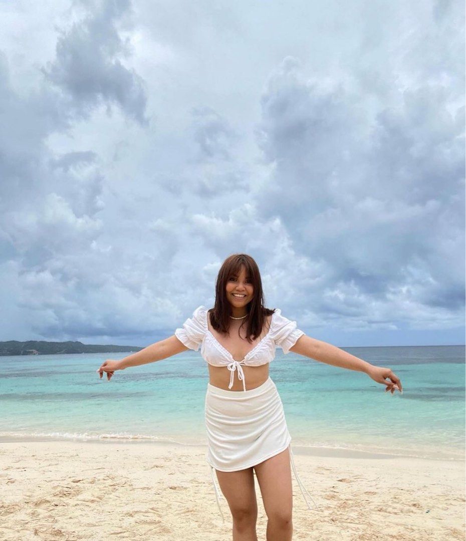 beach top (Category: Others Tops) located in Makati City. Submitted by lalueur (Listing ID 1323260800, Image 1). Description: xxs on tag but very strechy! Up to 36” bust.
