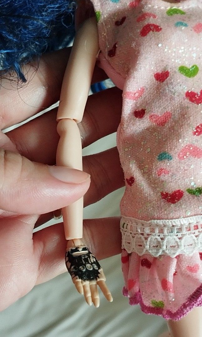 Descendants doll evie (Category: Figurines & Statues) located in Makati City. Submitted by larasdowry (Listing ID 1323114623, Image 3). Description: As is doll. pick up in Laguna or can ship thru LBC and jnt.