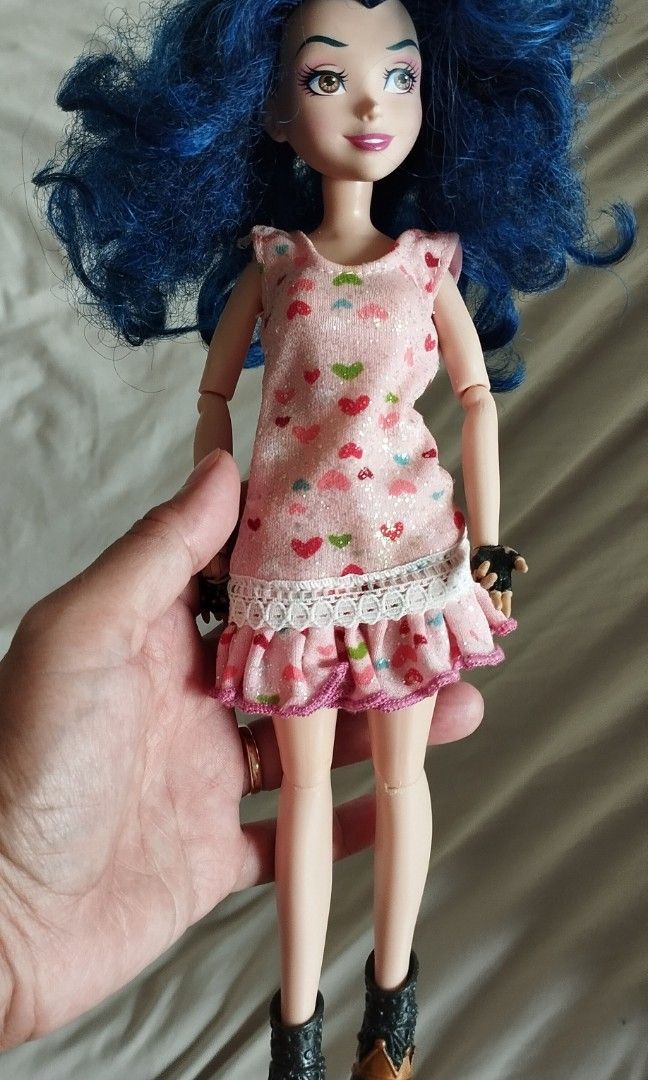 Descendants doll evie (Category: Figurines & Statues) located in Makati City. Submitted by larasdowry (Listing ID 1323114623, Image 2). Description: As is doll. pick up in Laguna or can ship thru LBC and jnt.