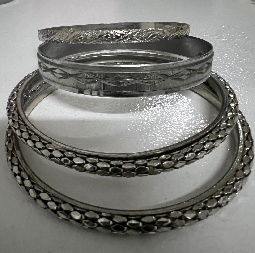 Fashion Bangles Assorted (Category: Other Accessories) located in Pasig City. Submitted by matet13 (Listing ID 1323234187, Image 3). Description: 10 pcs. Bangles with Free brooch pin.