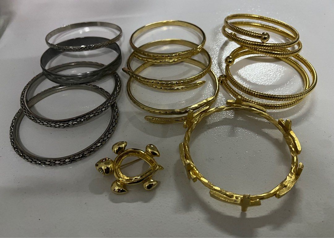 Fashion Bangles Assorted (Category: Other Accessories) located in Pasig City. Submitted by matet13 (Listing ID 1323234187, Image 1). Description: 10 pcs. Bangles with Free brooch pin.