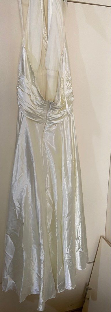 Formal Satin Off-white Dress (Category: Evening dresses & gowns) located in Pasig City. Submitted by jelijex (Listing ID 1323211123, Image 2). Description: Pre-loved beautiful elegant satin off-white balloon and backless long dress/gown. (It's like Marilyn Monroe's dress as shown in the picture). A soft and narrow self belt was wrapped around the waistline. Bought in US. Used only once during my brother's wedding. No issue/excellent condition. Pe