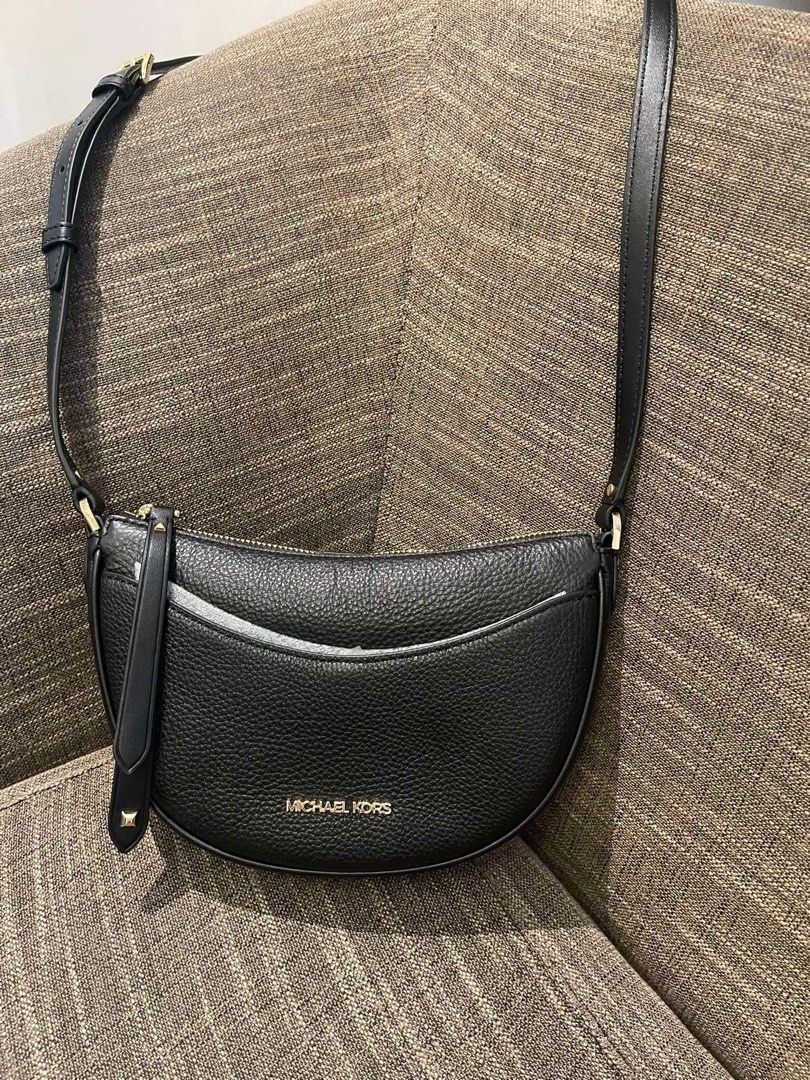 Michael Kors Dover bag (Category: Luxury Bags & Wallets) located in Paranaque City. Submitted by FLess.ph (Listing ID 1323112129, Image 2). Description: US BOUGHT! 100 % authentic.