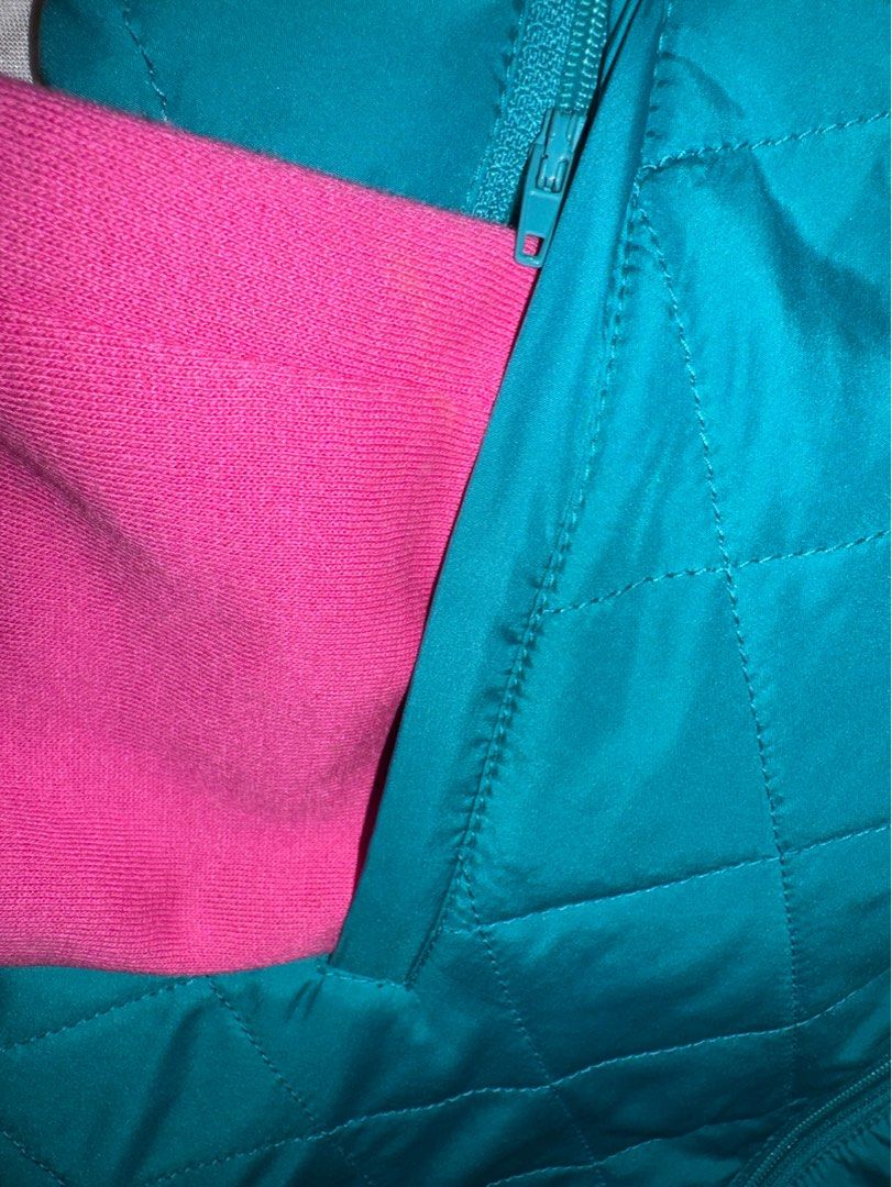 No Fear Amplifi Padded Puffer Coat Jacket (Category: Coats, Jackets and Outerwear) located in Pasig City. Submitted by chanberys (Listing ID 1323234933, Image 3). Description: • Padded jacket • Waterproof with audiojack pocket • Removable zip sleeves • Zip pockets at each sides • Flaws: Has a little stain on some parts (barely noticeable) • Can fit Small - Large • Negotiable.