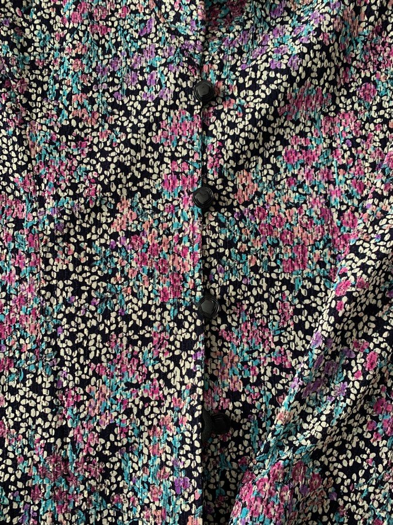 PATTERN BLOUSE (Category: Blouses) located in Kuala Lumpur. Submitted by relov (Listing ID 1323119854, Image 3). Description: 💋Price: Rm 15 inc shipping🫶🏼 💋 Size: Fit XS to M 💋Can nego 💋Rts: wardrobe clearance 💋Accept any payment but prefer online transfer n tng 🫶🏻 can pm for more details n payment.