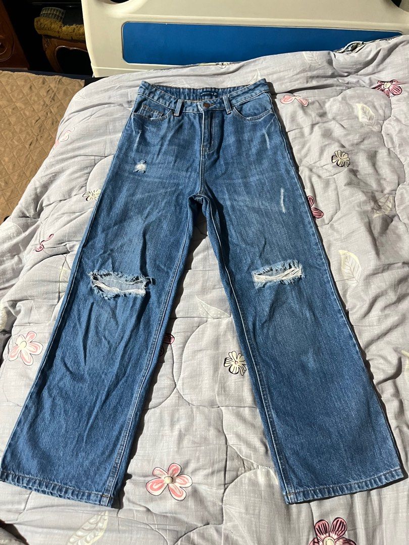 Penshoppe Baggy Jeans (Category: Jeans) located in Las Pinas. Submitted by biateaous (Listing ID 1323209720, Image 1). Description: Waistline - 25 I bought these jeans several years ago from penshoppe that costed Php 1500. I’m selling it now because it doesn’t fit me anymore. These jeans are still in good condition but with minor flaws on the hole threads. Color may also vary depending on the lighting. .