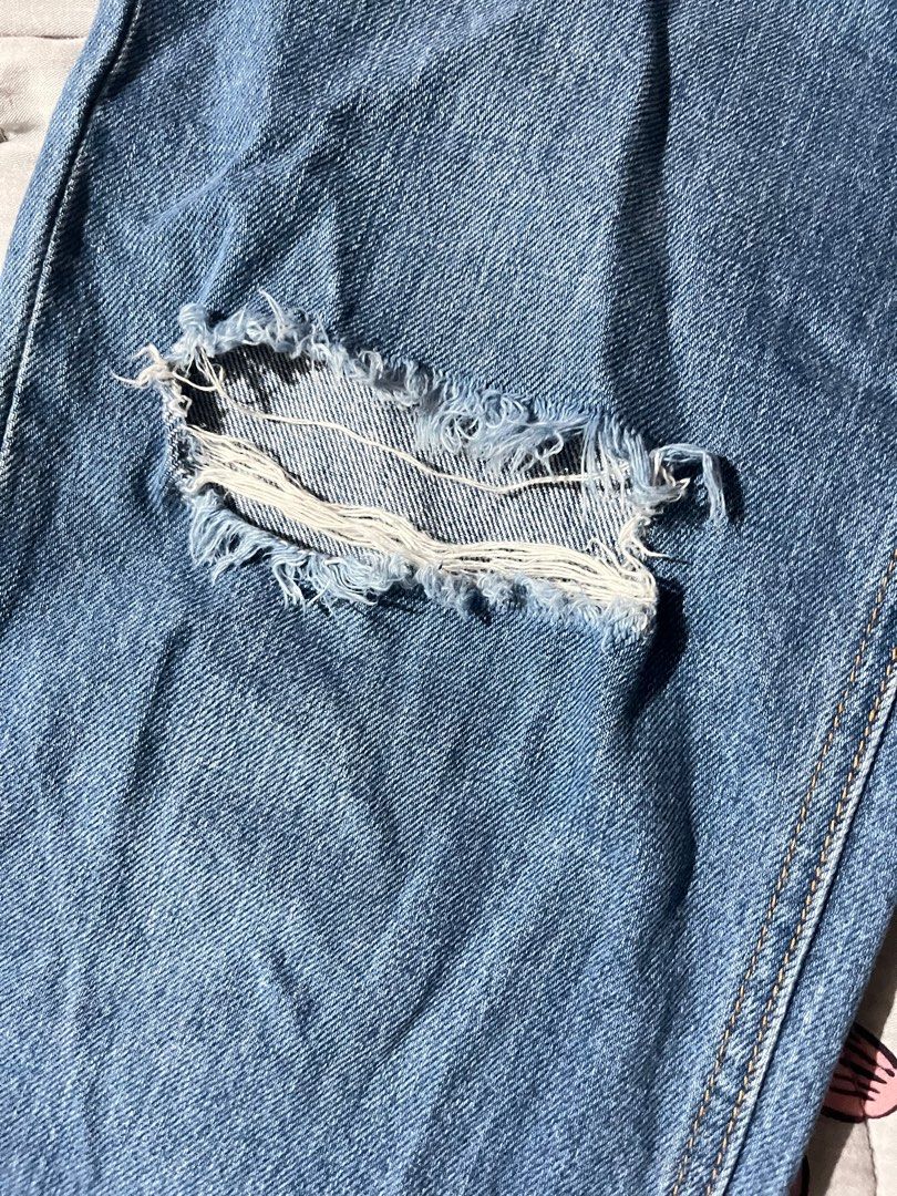 Penshoppe Baggy Jeans (Category: Jeans) located in Las Pinas. Submitted by biateaous (Listing ID 1323209720, Image 3). Description: Waistline - 25 I bought these jeans several years ago from penshoppe that costed Php 1500. I’m selling it now because it doesn’t fit me anymore. These jeans are still in good condition but with minor flaws on the hole threads. Color may also vary depending on the lighting. .
