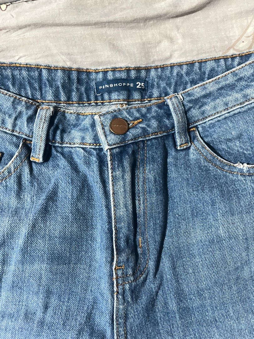 Penshoppe Baggy Jeans (Category: Jeans) located in Las Pinas. Submitted by biateaous (Listing ID 1323209720, Image 2). Description: Waistline - 25 I bought these jeans several years ago from penshoppe that costed Php 1500. I’m selling it now because it doesn’t fit me anymore. These jeans are still in good condition but with minor flaws on the hole threads. Color may also vary depending on the lighting. .