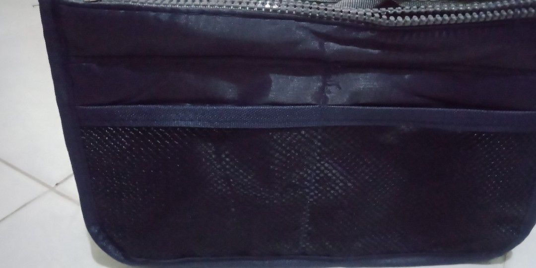 pouch (Category: Bags & Wallets) located in Singapore. Submitted by mayazain23 (Listing ID 1323229402, Image 3). Description: is gd for putting accessories, 💄, 💊,small 🏖️ ,makeup n others items..