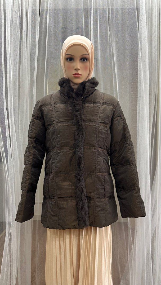 Puff Jacket (Category: Coats, Jackets and Outerwear) located in Sungai Buloh. Submitted by eykanan (Listing ID 1323102913, Image 1). Description: 🍁Hi. Selling Selected Outfit for Autumn/Winter Outfit ❄️ Yg ni kain lembut & selesa. Santai jee 🥰.