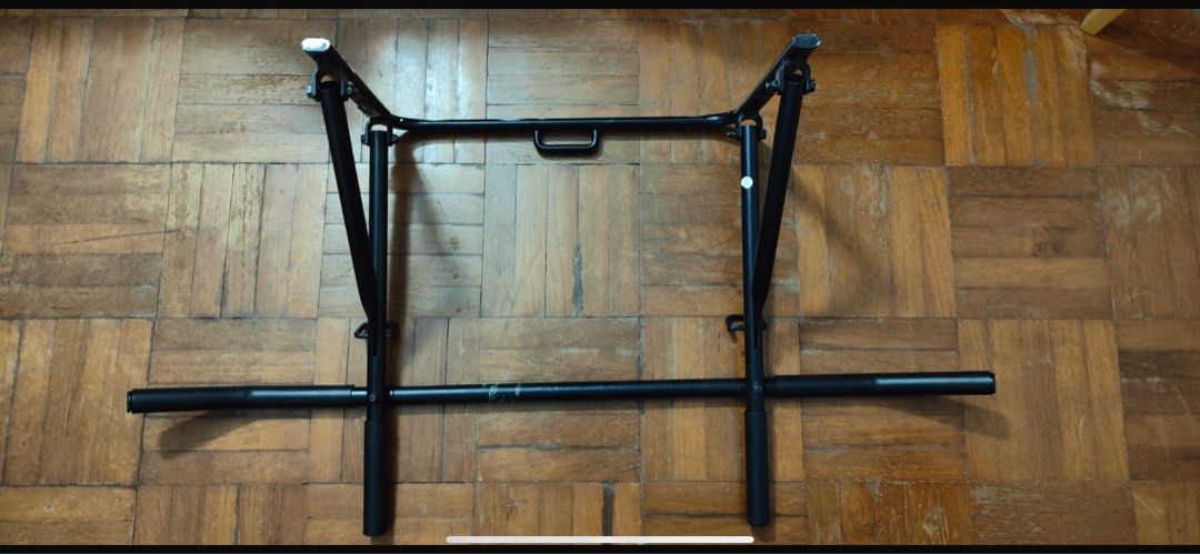 Pull-up bar (Category: Cardio & Fitness Machines) located in Singapore. Submitted by theotimelechatelier (Listing ID 1323213193, Image 1). Description: All position pull-up bar. In very good condition, a little scratch in the middle of the bar in the rubber.