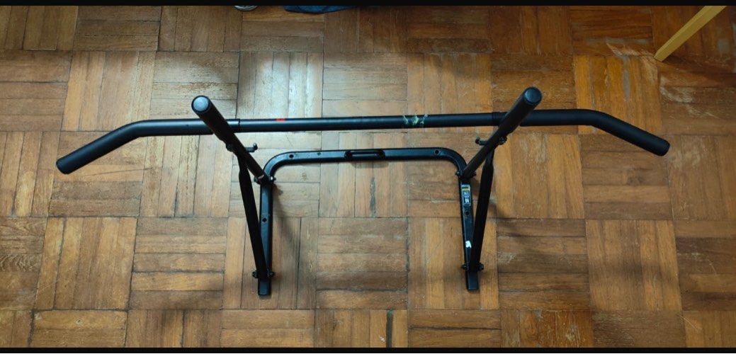 Pull-up bar (Category: Cardio & Fitness Machines) located in Singapore. Submitted by theotimelechatelier (Listing ID 1323213193, Image 3). Description: All position pull-up bar. In very good condition, a little scratch in the middle of the bar in the rubber.
