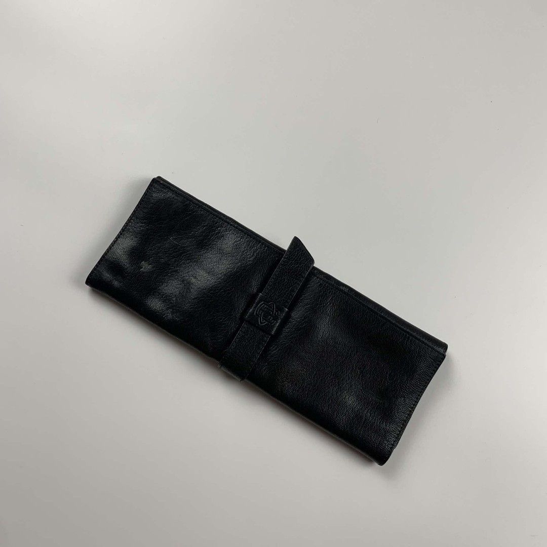 Van Cleef & Arpels Watch Case (Category: Luxury Watches) located in Paranaque City. Submitted by ragrepository (Listing ID 1323198466, Image 1). Description: Van Cleef & Arpels With minimal signs of usage No major flaws 2000+shipping.