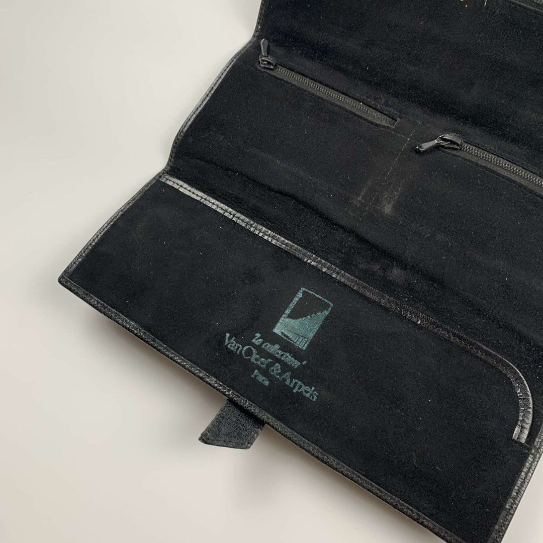 Van Cleef & Arpels Watch Case (Category: Luxury Watches) located in Paranaque City. Submitted by ragrepository (Listing ID 1323198466, Image 3). Description: Van Cleef & Arpels With minimal signs of usage No major flaws 2000+shipping.