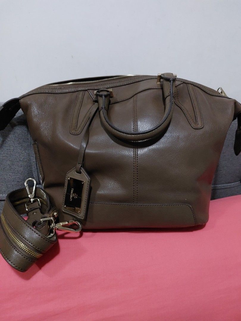Vera Wang shoulder bag (Category: Luxury Bags & Wallets) located in Manila. Submitted by yanakolekzione (Listing ID 1323215148, Image 2). Description: original Vera Wang preloved but well loved signs of use very minimal.