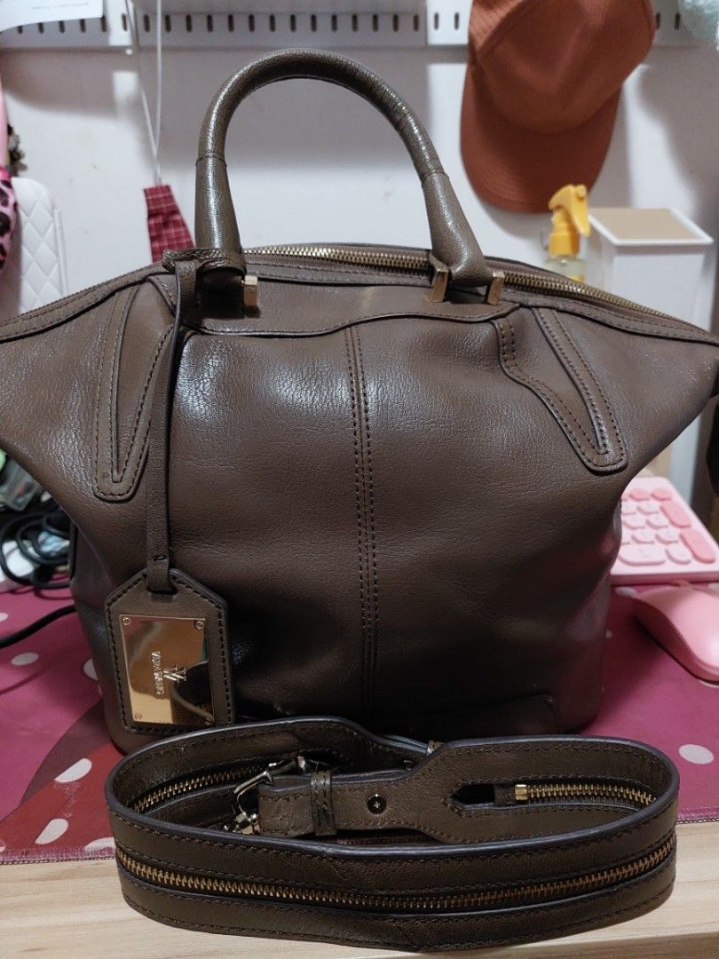Vera Wang shoulder bag (Category: Luxury Bags & Wallets) located in Manila. Submitted by yanakolekzione (Listing ID 1323215148, Image 1). Description: original Vera Wang preloved but well loved signs of use very minimal.