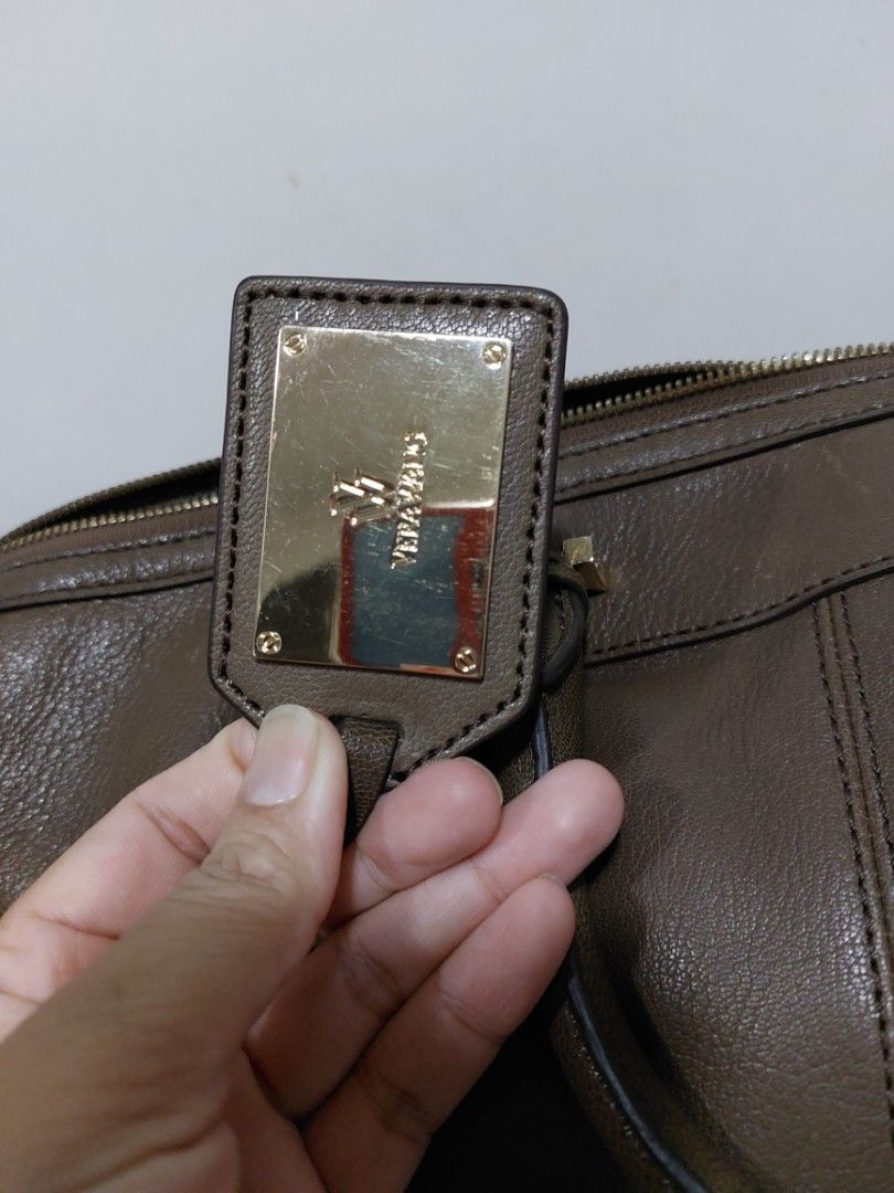 Vera Wang shoulder bag (Category: Luxury Bags & Wallets) located in Manila. Submitted by yanakolekzione (Listing ID 1323215148, Image 3). Description: original Vera Wang preloved but well loved signs of use very minimal.