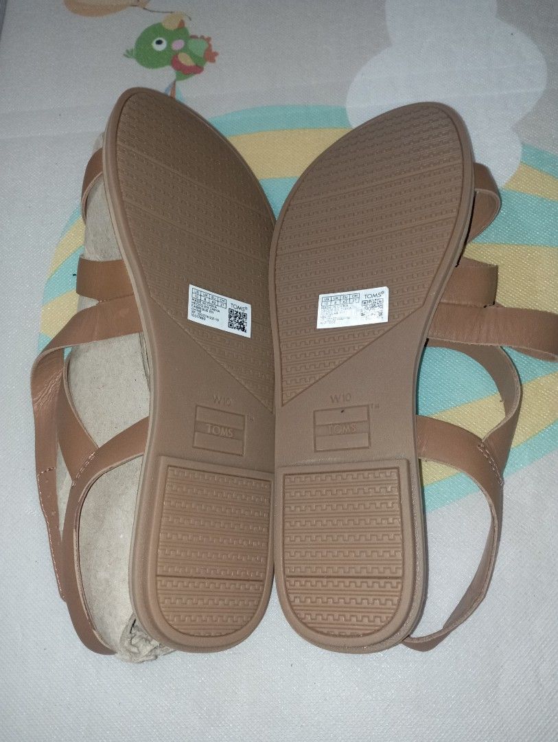 Women's Sicily Tom's (Category: Flats & Sandals) located in Quezon City. Submitted by carm.tlg (Listing ID 1323082757, Image 3). Description: decluttering negotiable You won’t find a more perfect strappy sandal. That’s because we made the women’s Sicily Sandal with a black leather upper, a cushioned insole for unparalleled comfort and an adjustable strap so you can find your perfect fit. Your spring-to-summer outfits won’t know what hit them. Lea