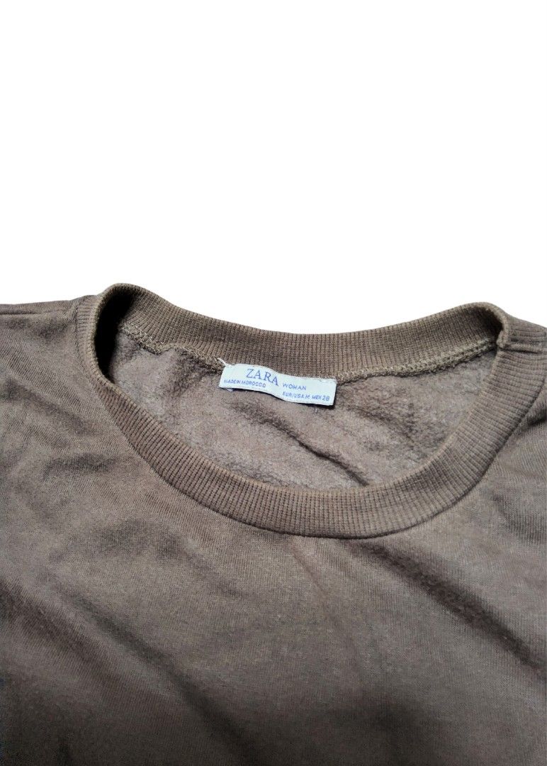 ZARA Brown Sweatshirt UNISEX (Category: Longsleeves) located in Cavite. Submitted by _thriftfix (Listing ID 1323213233, Image 3). Description: 𝗦𝗜𝗭𝗘 📏 - LENGTH: 22 inches - WIDTH: 20.5 inches 𝗖𝗢𝗟𝗢𝗥 🟫 - Brown 𝗡𝗢 𝗜𝗦𝗦𝗨𝗘 ✅️ - The product has only been worn a few times and is well-fitted. It fits for both Men and Women. 𝗟𝗢𝗖𝗔𝗧𝗜𝗢𝗡📍 - Imus, Cavite 𝗗𝗘𝗟𝗜𝗩𝗘𝗥𝗬 🚚 - Items can be delivered through Lalamove/Joyride/Grab—however