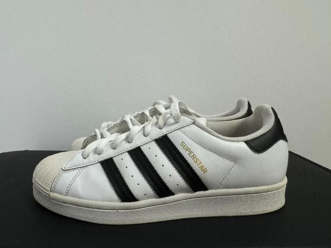 Adidas Superstar Originals (Category: Sneakers) located in Manila. Submitted by kitju (Listing ID 1324919908, Image 1). Description: Adidas Superstar Originals US 8 1/2 (M) Good condition no damage ₱2,500 MOP Gcash MOD Lalamove, LBC, JNT.
