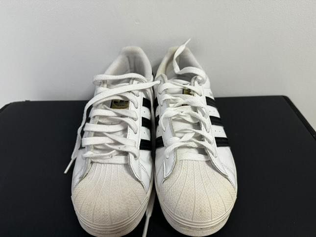 Adidas Superstar Originals (Category: Sneakers) located in Manila. Submitted by kitju (Listing ID 1324919908, Image 2). Description: Adidas Superstar Originals US 8 1/2 (M) Good condition no damage ₱2,500 MOP Gcash MOD Lalamove, LBC, JNT.