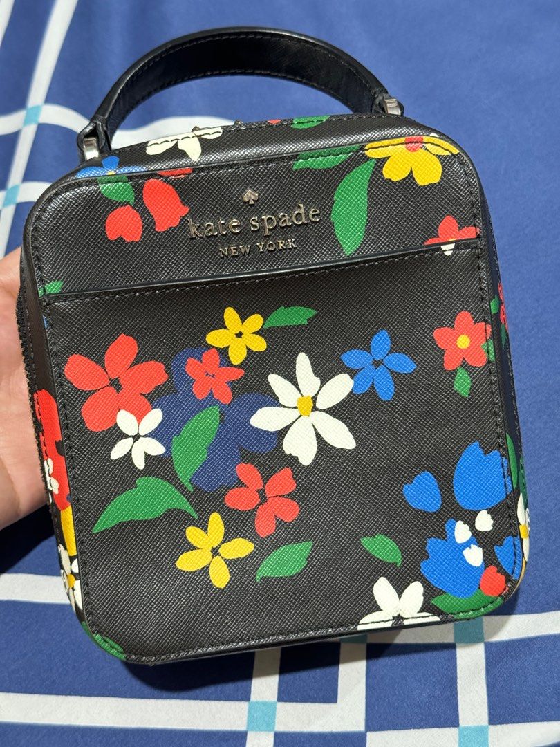 Authentic Kate Spade Vanity Bag Like New (Category: Luxury Bags & Wallets) located in Quezon City. Submitted by mva08 (Listing ID 1324749321, Image 1). Description: Authentic Kate Spade Vanity Bag Super ganda nito! 🥰🥹 maiinlove ka! Slightly used only Malabago pa Detailed and clear pictures posted Clean interior No issue/flaws ❌No sling ₱3,000 only Please refer to my Carousell Account Reviews para sa peace of mind mo 😉 Wag bumili sa scammer‼️ R