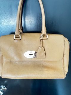 (Category: ) located in . Submitted by lilshopaholic (Listing ID 1324810640, Image 1). Description: .