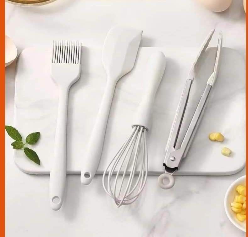 Baking tools set (Category: Bakeware) located in Manila. Submitted by asstditems (Listing ID 1324925161, Image 1). Description: Onhand Same day delivery via Lalamove, Grab, COD/ GCASH PAYMENT.