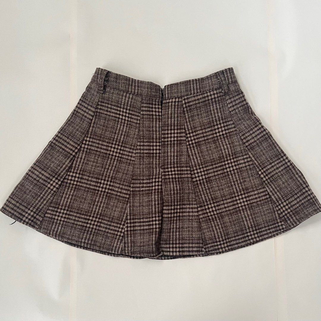 Brown skirt (Category: Skirts) located in Noveleta. Submitted by pressedclover (Listing ID 1324863155, Image 2). Description: LENGTH: 14.5 inches SIZE: M/25 w”.