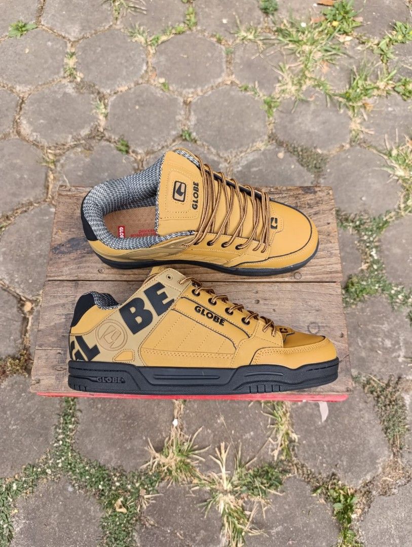 Globe tilt Fesyen Pria Sepatu Sneakers di Carousell