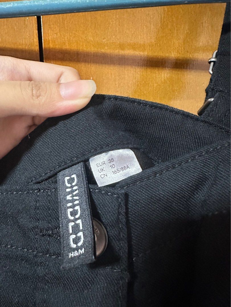 H&M Black Overalls Dress (Category: Dresses) located in Makati City. Submitted by kukmin (Listing ID 1324783809, Image 2). Description: .