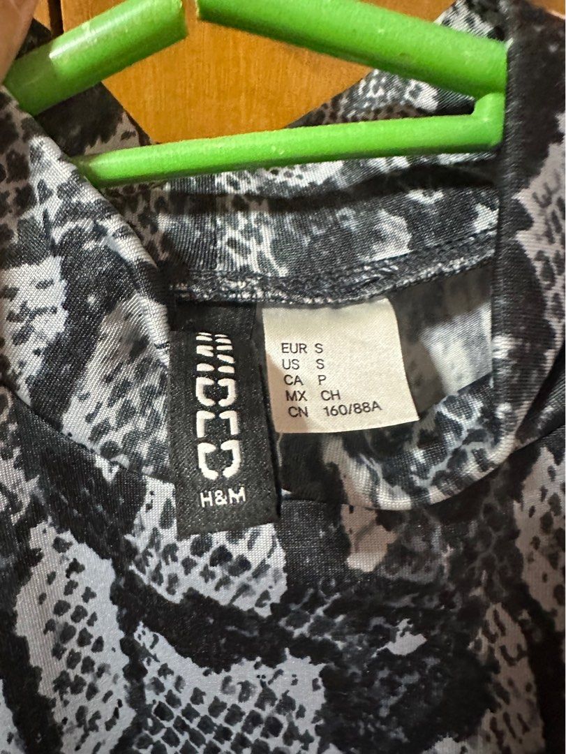 H&M Sleeveless Snake Skin Top (Category: Sleeveless) located in Makati City. Submitted by kukmin (Listing ID 1324783654, Image 2). Description: MOP: GCash LOC: Taguig.