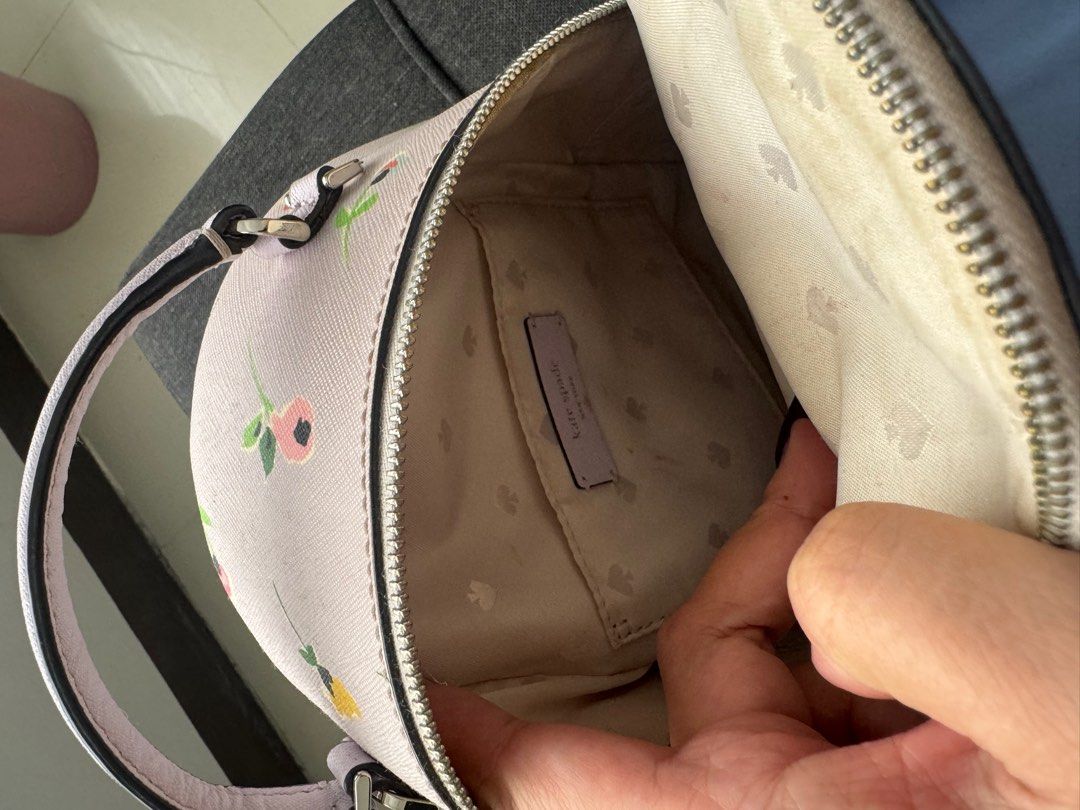 Kate Spade Convertible Bag (Category: Luxury Bags & Wallets) located in Manila. Submitted by chloemhoretz (Listing ID 1324752322, Image 3). Description: Last price na. No-haggle price. Please see photo para sa mga flaws nya, stain etc. Pero wala sira. More on stains. Pwede gawing sling and backpack .