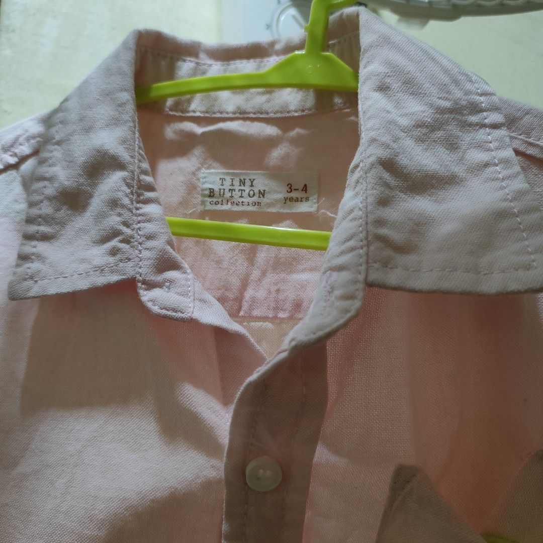 Kemeja boy tiny button (Category: Babies & Kids Fashion) located in Subang Jaya. Submitted by nurdnasanip (Listing ID 1324811671, Image 1). Description: kemeja budak lelaki 1-2y & 3-4y..anak sy pakai sampai 3y dan 5y..ambik 2helai ni rm15.jarang2 pakai..ade sikit stain blkg baju saiz 3-4 tu..tp xberapa nampak pon.. baju lelaki 1-2y sold...