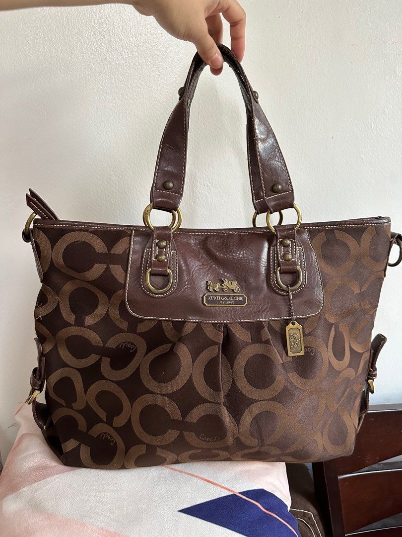 Large Coach Tote Bag (Category: Luxury Bags & Wallets) located in Manila. Submitted by echrise (Listing ID 1324891684, Image 1). Description: Signs of usage with the rubber lining and hardwares Unnoticeable color transfer sa leather sa malapit sa logo Wala yung longer strap .