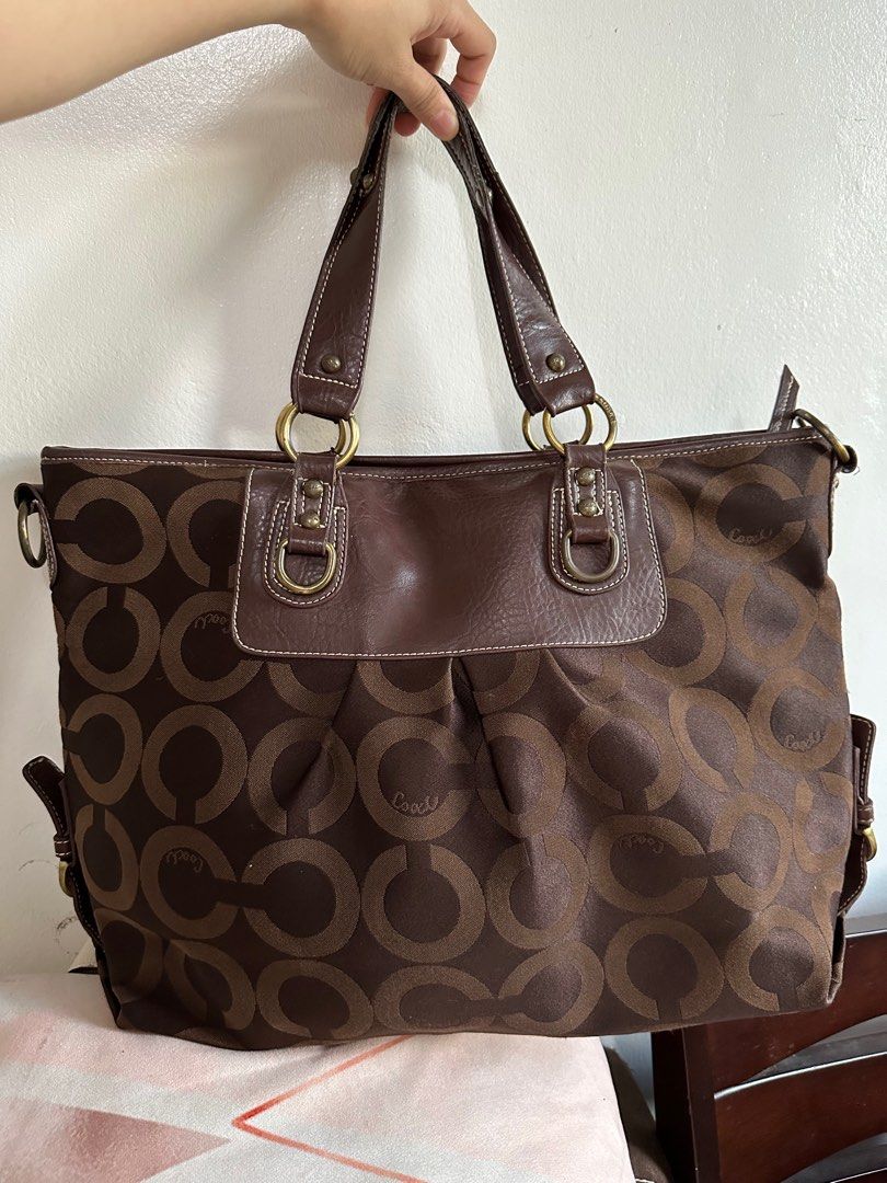 Large Coach Tote Bag (Category: Luxury Bags & Wallets) located in Manila. Submitted by echrise (Listing ID 1324891684, Image 3). Description: Signs of usage with the rubber lining and hardwares Unnoticeable color transfer sa leather sa malapit sa logo Wala yung longer strap .
