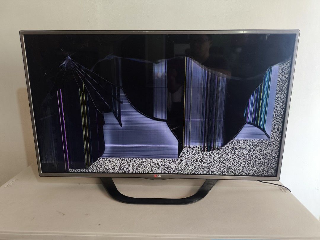 LG HD 3D TV 42LA6130 (Category: TV) located in Manila. Submitted by chard214 (Listing ID 1324923668, Image 2). Description: LG HD TV Model #: 42la6130 HD 3D TV Basag panel with remote control and power plug No 3D glasses (Nawala na) Puede iharvest mga parts pang gawa LG tv na same model free delivery nearby malate area.