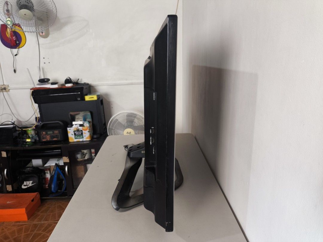 LG HD 3D TV 42LA6130 (Category: TV) located in Manila. Submitted by chard214 (Listing ID 1324923668, Image 3). Description: LG HD TV Model #: 42la6130 HD 3D TV Basag panel with remote control and power plug No 3D glasses (Nawala na) Puede iharvest mga parts pang gawa LG tv na same model free delivery nearby malate area.
