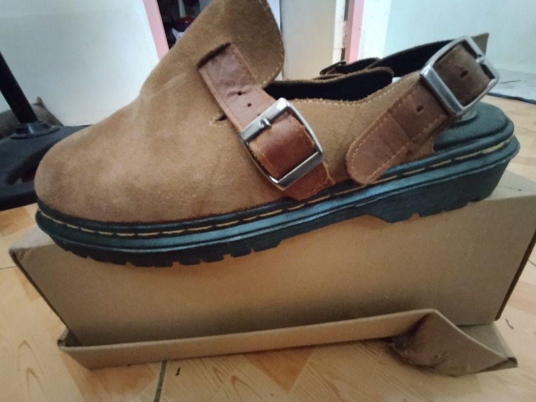 Meraniel Elliot Chunky Clogs - Brown (Category: Casual Shoes) located in Caloocan City. Submitted by mochi19 (Listing ID 1324785879, Image 2). Description: Reselling these clogs since it's a bit small for my feet and really not my style kahit ang ganda 😭. Isang beses lang nasuot . Bought it here in Carousell (see last pic for proof) Condition 9/10 Size 9 Price is slightly negotiable.