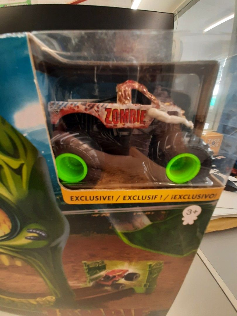 Monster Jam Zombie Madness Exclusive Play Set Plus Zombie 80 Carousell