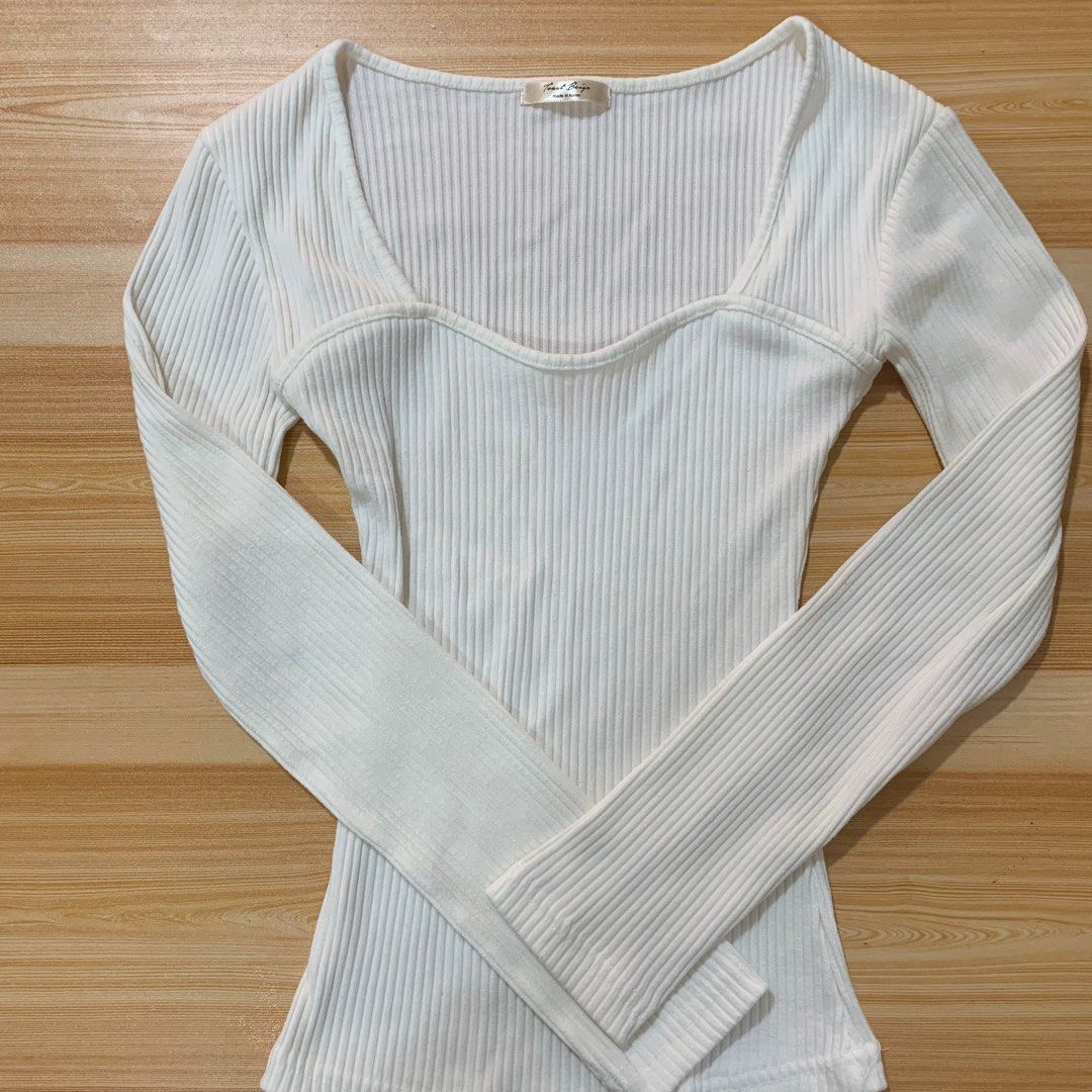 Semi-Sweetheart White Long sleeves (Category: Longsleeves) located in Pasig City. Submitted by celestial_closet (Listing ID 1324814416, Image 2). Description: ♡ Size: Small ♡ In very good condition ୨୧ Shipping and Payment Payment: Bank Transfer via Gcash Shipment: Lalamove / Gogo Xpress .