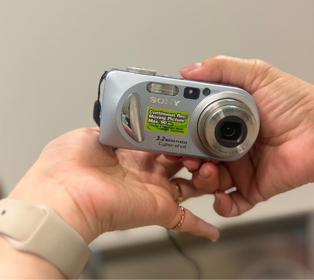 SONY DSC-P8 Digicam (Metallic Blue), Photography, Cameras on Carousell