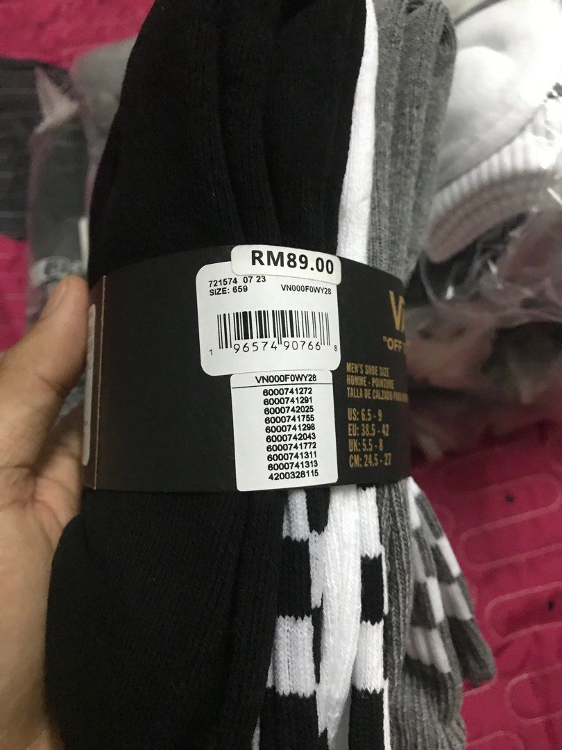 Stoking (Category: Socks) located in Dungun. Submitted by taicons (Listing ID 1324911621, Image 3). Description: Stokin vans 3 pasang rm50 Item baru dan original 0142954197.
