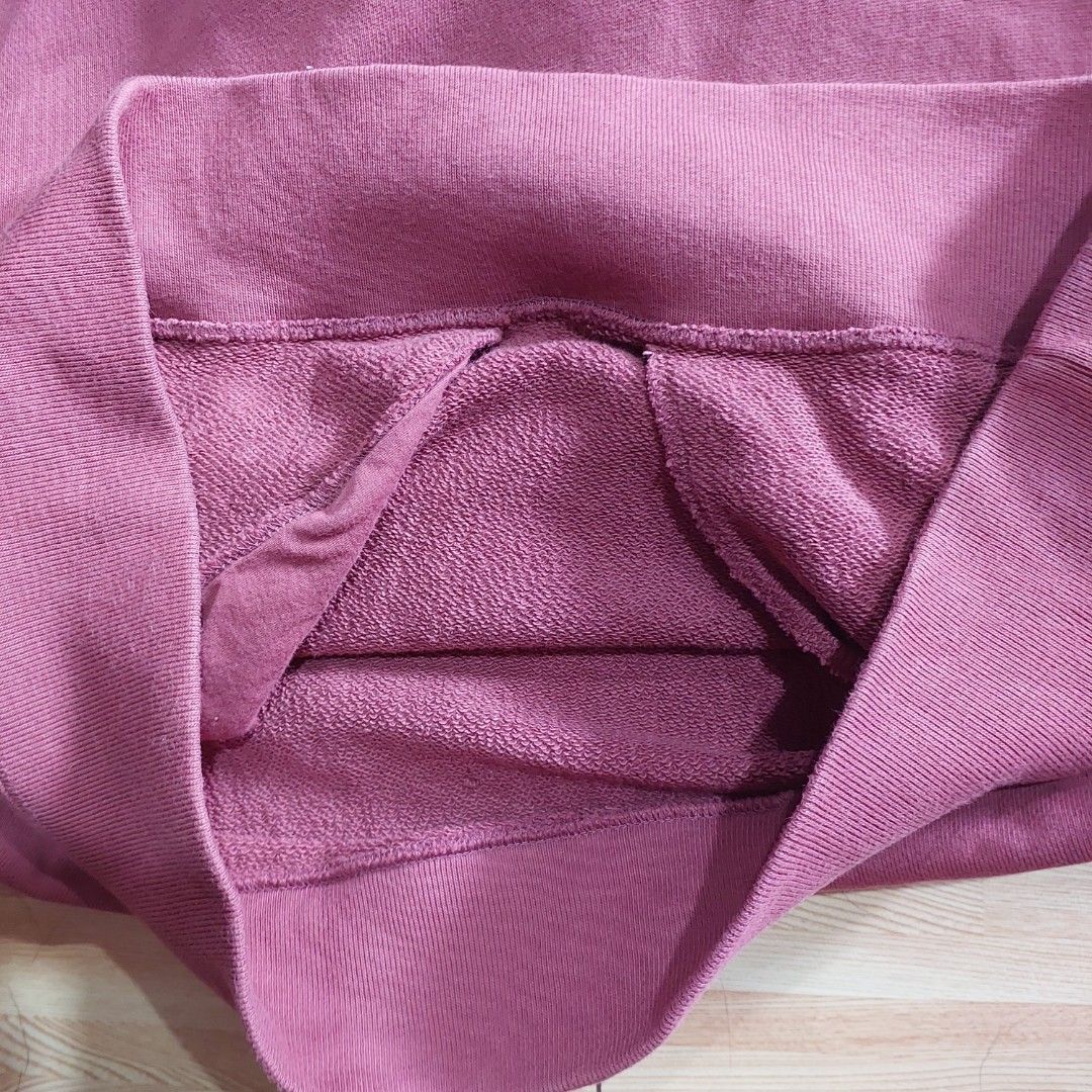 Uniqlo Mens sweat pull over long sleeve (Category: Coats, Jackets and Outerwear) located in Marikina City. Submitted by cj_declutter (Listing ID 1324792363, Image 3). Description: -defect: 1 hole near righ pocket - may different vs actual due to lighting.